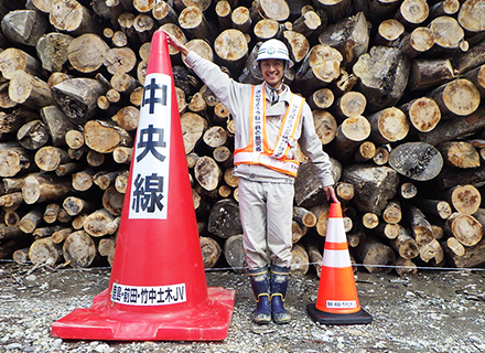 僕の背丈より大きい工事用のカラーコーン（左）