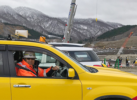 黄色のパトロール専用車で現場内の安全パトロールを行います