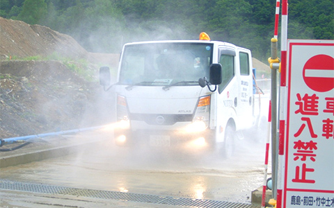 図版：③場内洗車設備による洗車の状況