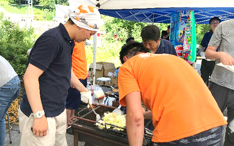 図版:炎天下の中、肉野菜炒めと焼き鳥を炭火で焼きました