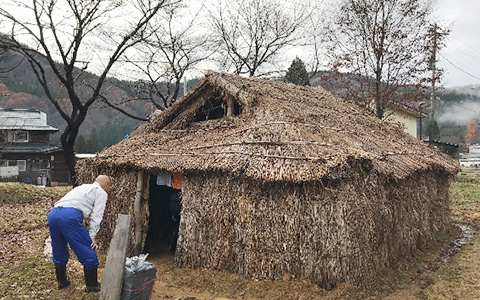 図版：復元された竪穴式住居の外観