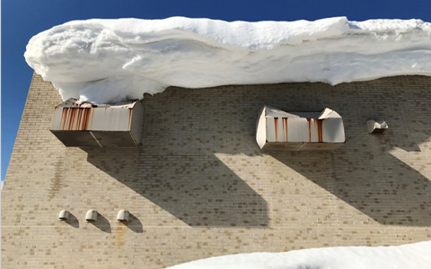 図版:雪庇が大きくせり出し、危険な状況でした