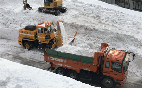 図版:駐車場での除雪作業の様子