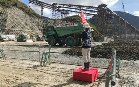 図版:鹿島JVの上本グループ長により打設開始合図の様子