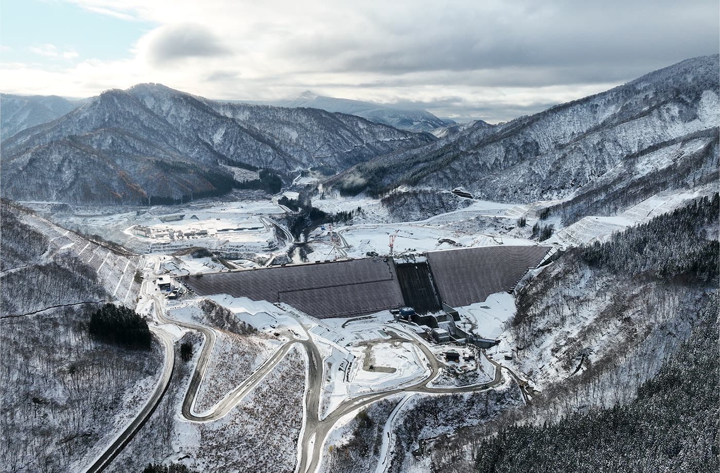 下流よりダムサイトを望む