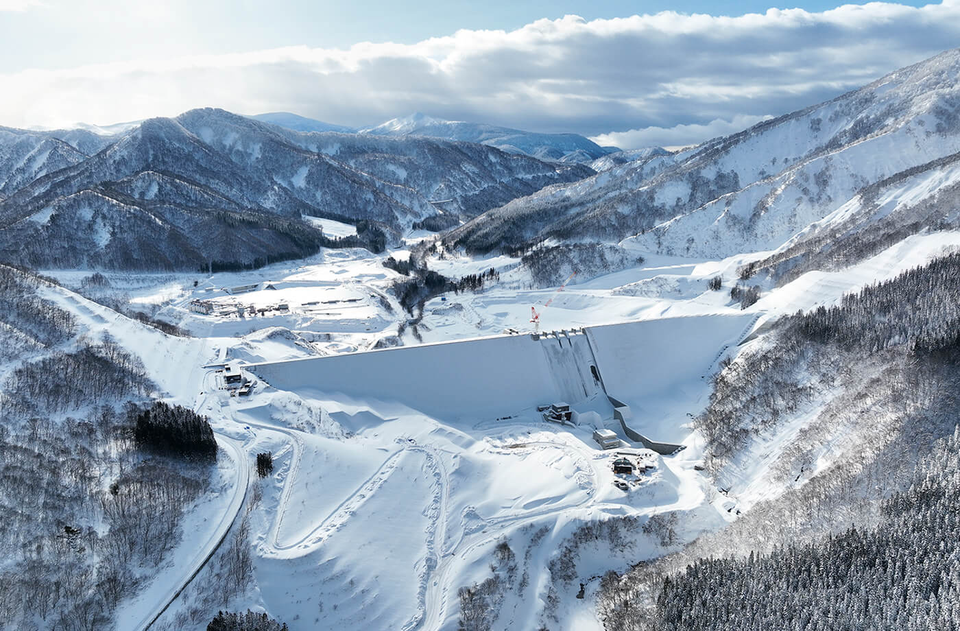 下流よりダムサイトを望む