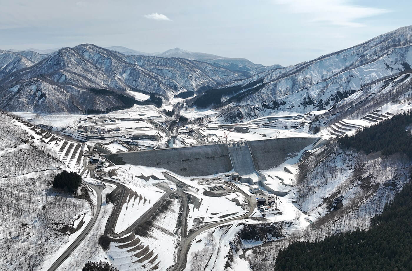 下流よりダムサイトを望む