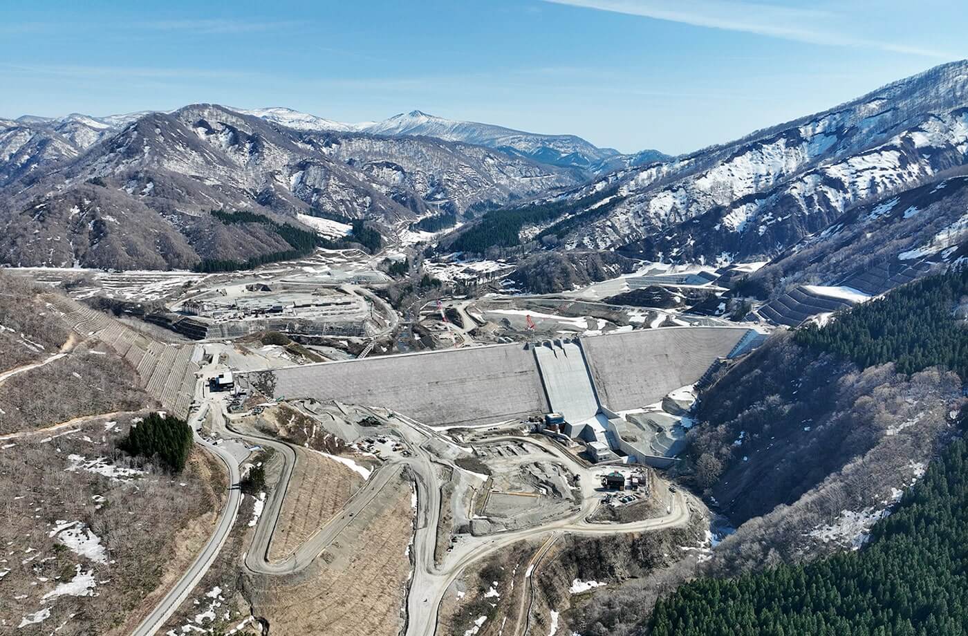 下流よりダムサイトを望む