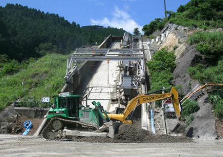 地すべり対策工事の施工状況